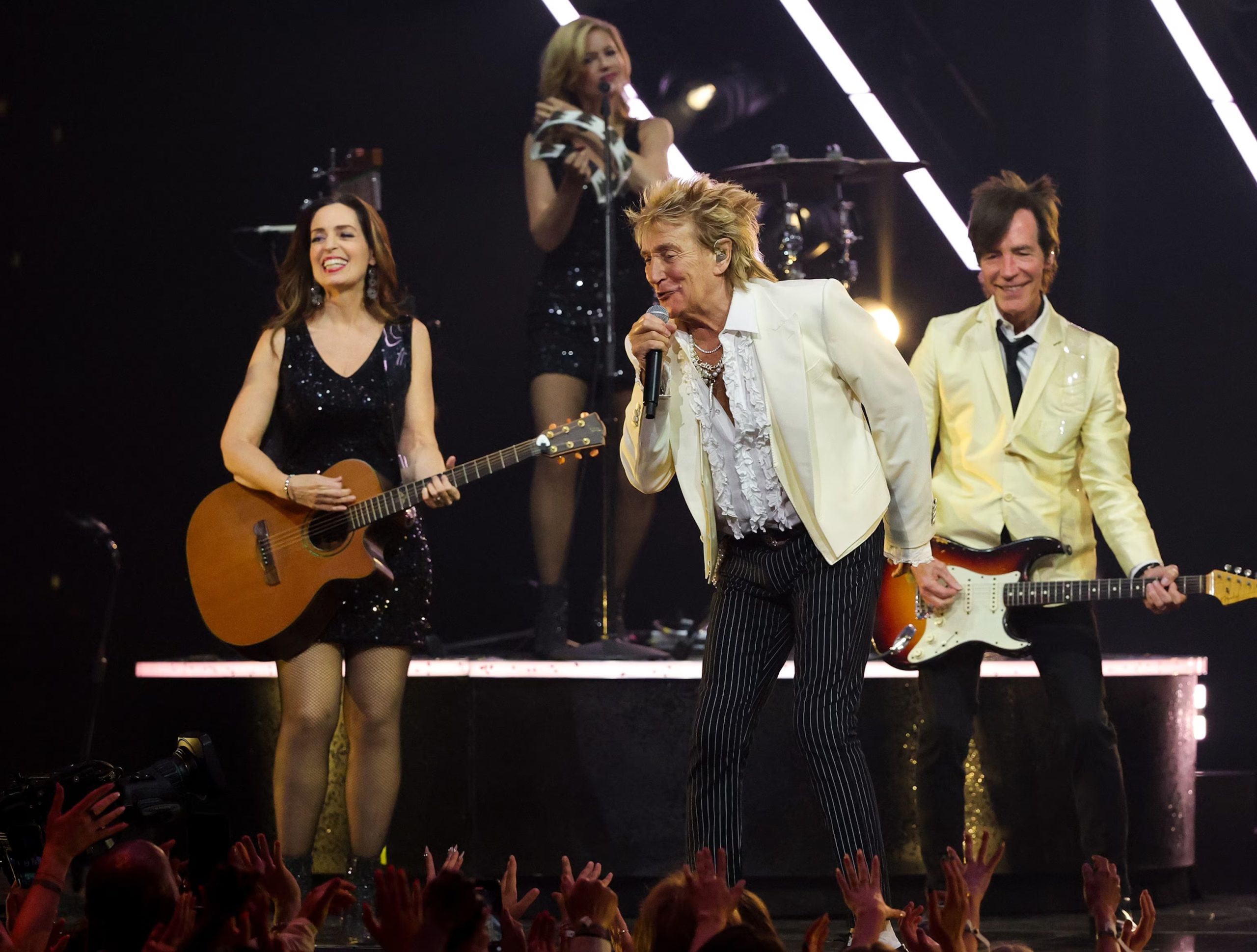 Rod Stewart Surprise By His Children As He Receive Lifetime Achievement Award At 2025 AMAs