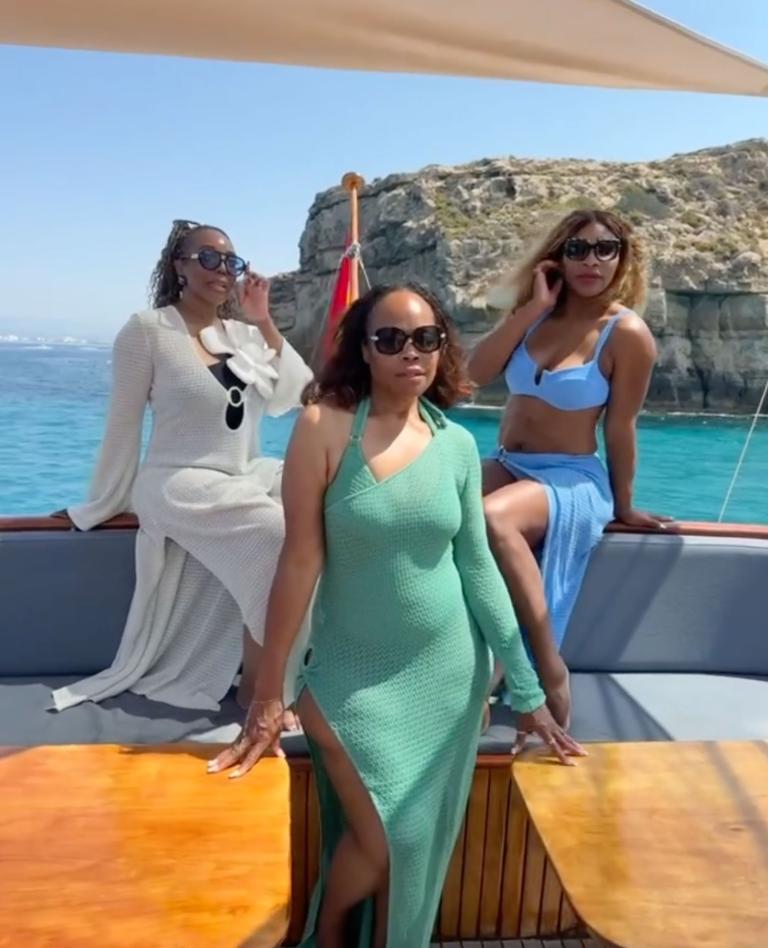 Serena Williams Flaunts Fit Physique In Chic Bikini On Yacht Trip With Friends [Photos]